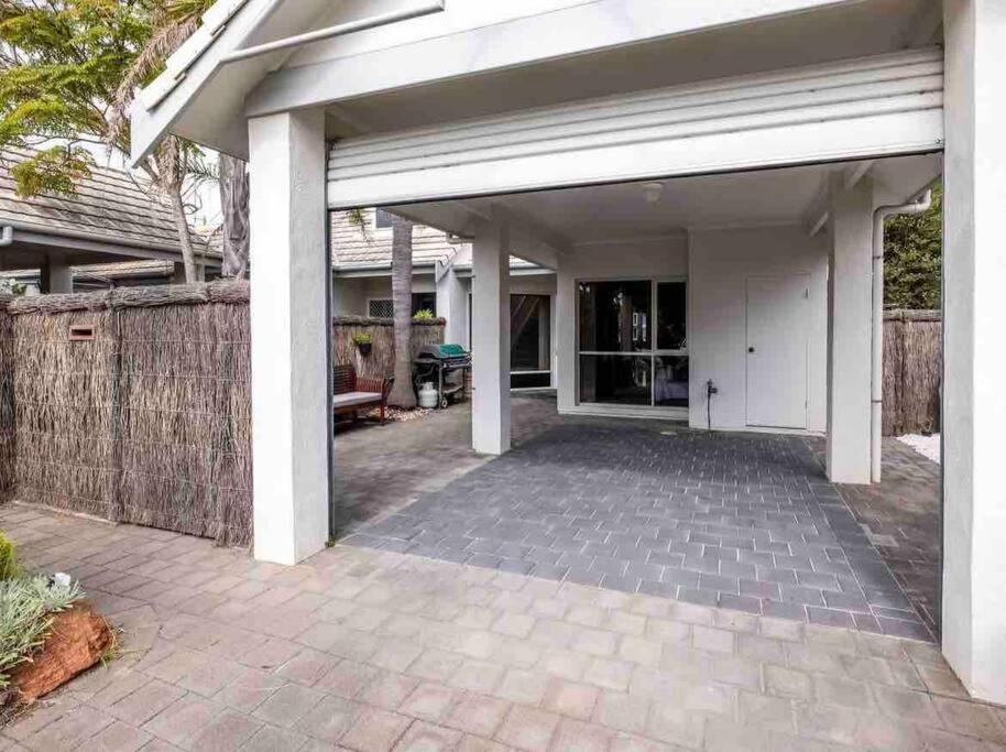 The Blacklighters-Waterfront Retreat Port Lincoln Exterior photo
